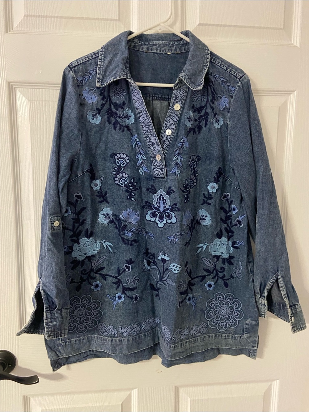T40a- SOFT SURROUNDINGS Blue Acid Wash Floral Embroidered Popover Chambray Shirt